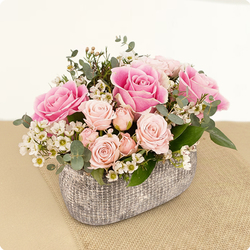 Commandez l’arrangement floral Rosa aujourd’hui et transmettez vos émotions avec élégance.