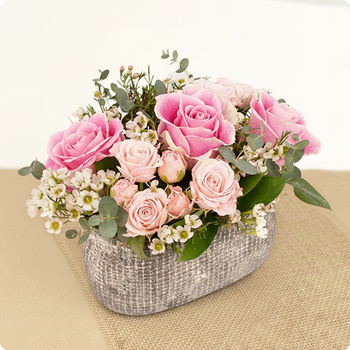 Commandez l’arrangement floral Rosa aujourd’hui et transmettez vos émotions avec élégance.