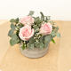 Arrangement floral Velours de rose avec trois roses roses, gypsophile et eucalyptus dans son contenant