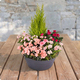Composition de plantes Bosquet pour cimetière, conifère et fleurs roses en coupe extérieure