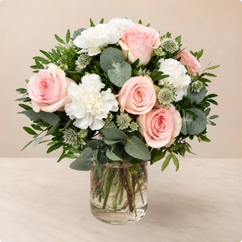Avec des roses rose et de l'oeillet blanc - feuillage eucalyptus