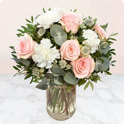 Avec des roses rose et de l'oeillet blanc - feuillage eucalyptus