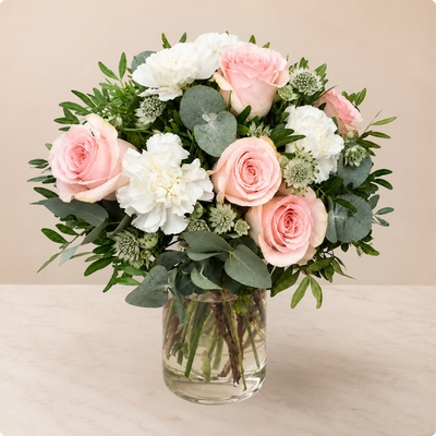 Avec des roses rose et de l'oeillet blanc - feuillage eucalyptus