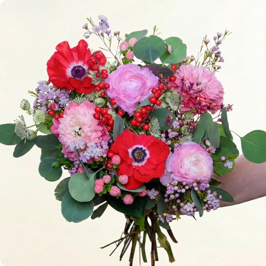 Craquez pour le Bouquet Beauté d’hiver signé 123fleurs. Une composition chaude et raffinée aux teintes rouges, roses et violettes. Livraison express aujourd’hui partout en France.