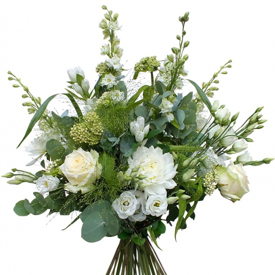 Élégant bouquet de fleurs type champêtre, composé en bouquet haut, avec de jolies roses et fleurs de saison aux tons blanc, agrém