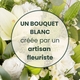 Bouquet blanc de deuil avec lys, lisianthus et roses blanches, composé par un artisan fleuriste
