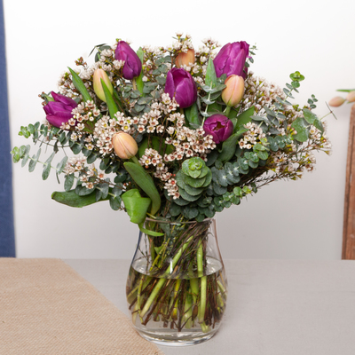 Bouquet avec de la tulipe violette