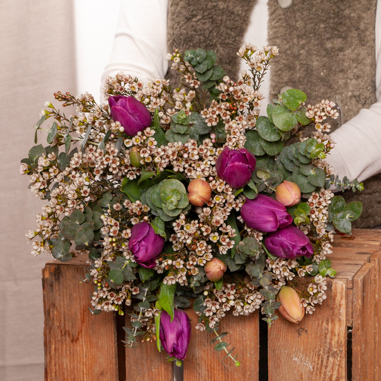 Bouquet avec de la tulipe violette