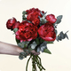 Bouquet rond rouge profond avec pivoines et fleurs de saison style élégant Carmen