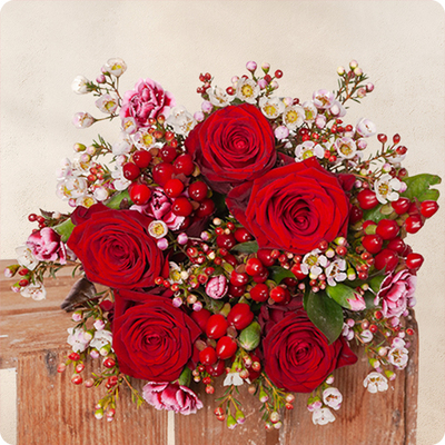 Bouquet Charme de Noël avec des roses rouges intenses et du wax blanc