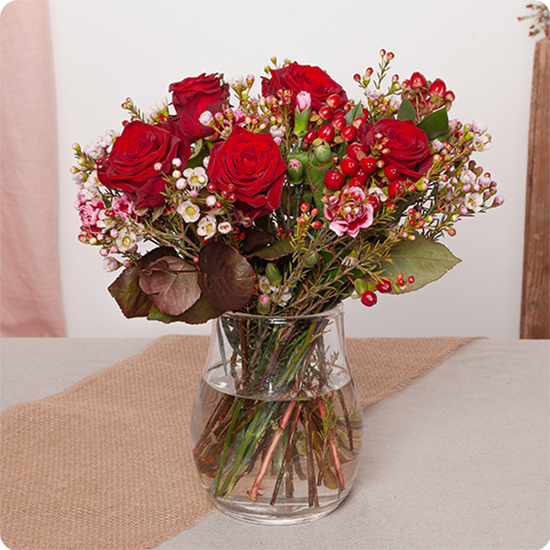 Bouquet Charme avec des roses rouges intenses et du wax blanc