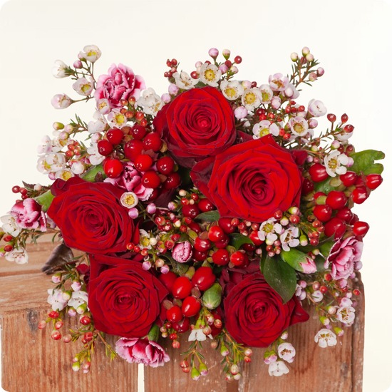 Bouquet Charme avec des roses rouges intenses et du wax blanc