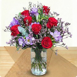 Offrez le Bouquet Cherry de 123fleurs : un bouquet coloré de roses rouges et fleurs violettes pour une Saint-Valentin pétillante. Livraison rapide en 4h.