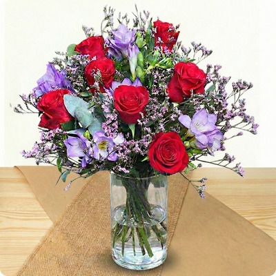 Offrez le Bouquet Cherry de 123fleurs : un bouquet coloré de roses rouges et fleurs violettes pour une Saint-Valentin pétillante. Livraison rapide en 4h.