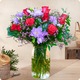 Bouquet Cherry aux tons cerises et violets avec roses, freesias et feuillage – création florale 123fleurs