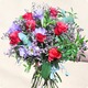 Bouquet Cherry aux tons cerises et violets avec roses, freesias et feuillage – création florale 123fleurs