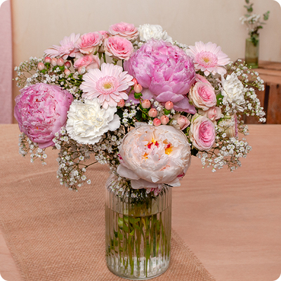 Composé de pivoines et roses pastel. Livraison express avec 123fleurs.