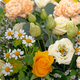 Bouquet Cœur d’Or - roses jaunes, œillets pêche et marguerites champêtres