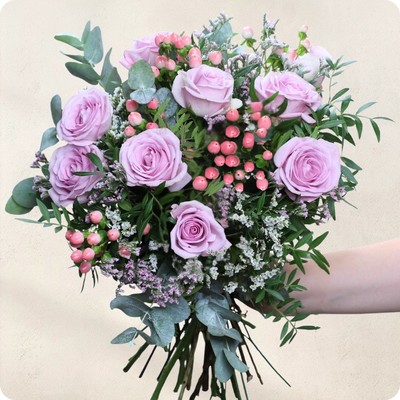 Livraison de fleurs fraîches par un fleuriste local