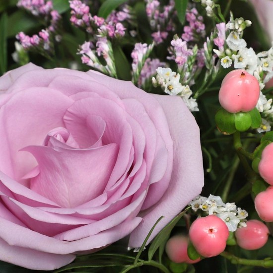 Livraison de fleurs fraîches par un fleuriste local