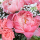 Bouquet rond corail avec pivoines et roses composition florale lumineuse et élégante