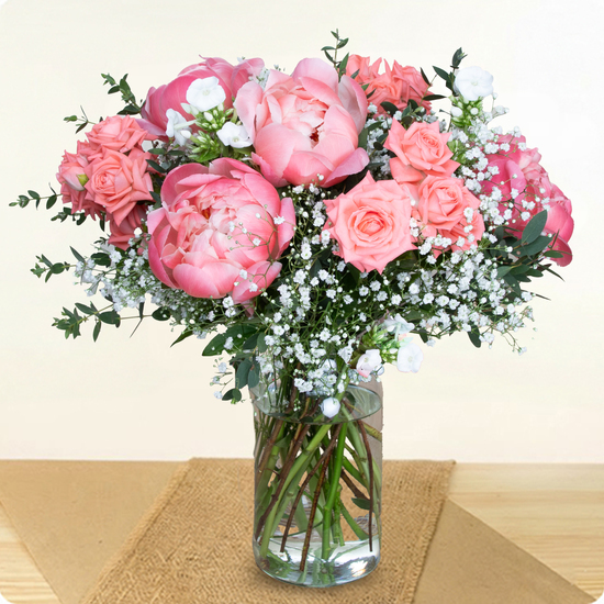 Bouquet rond corail avec pivoines et roses composition florale lumineuse et élégante