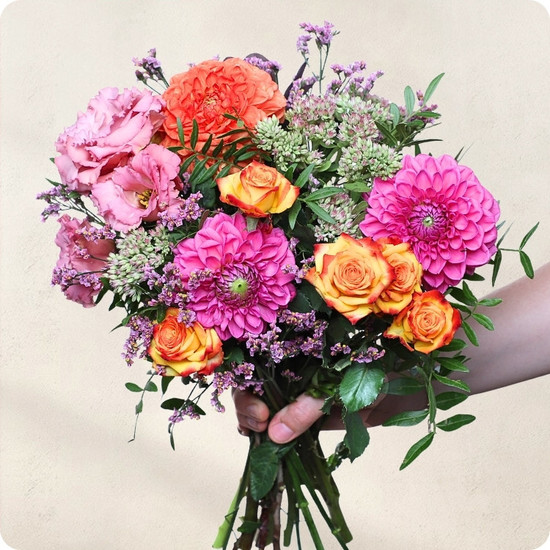 Sublimes dahlias dans ce bouquet de saison
