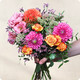 Bouquet Dahlia composé de dahlias roses, roses orangées, lisianthus et feuillage frais – création artisanale 123fleurs
