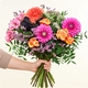 Bouquet de dahlias fuchsia et corail avec roses bicolores, lisianthus et limonium