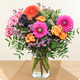 Bouquet de dahlias fuchsia et corail avec roses bicolores, lisianthus et limonium