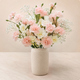 Bouquet de condoléances Brume composé de fleurs rose pâle et blanches avec un voile de petites fleurs blanches, présenté dans un vase en verre