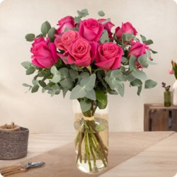 Bouquet de roses Fuchsias – Roses et Eucalyptus