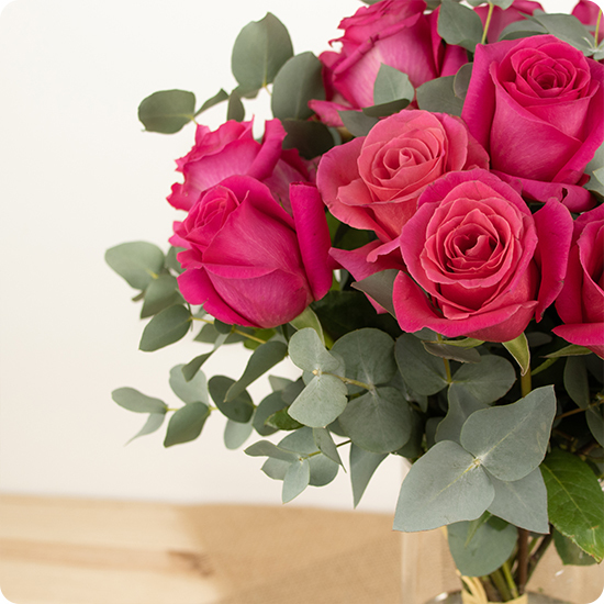 Bouquet de roses Fuchsias – Roses et Eucalyptus