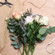Bouquet haut de roses pastel romantique avec feuillage 
