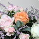 Bouquet haut de roses pastel romantique avec feuillage 