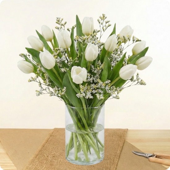 Bouquet simple de tulipes blanches avec feuillage et petites fleurs blanches