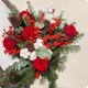 Bouquet de Noël avec roses rouges, sapin, baies rouges, coton et pommes de pin - 123fleurs