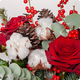 Bouquet de Noël avec roses rouges, sapin, baies rouges, coton et pommes de pin - 123fleurs