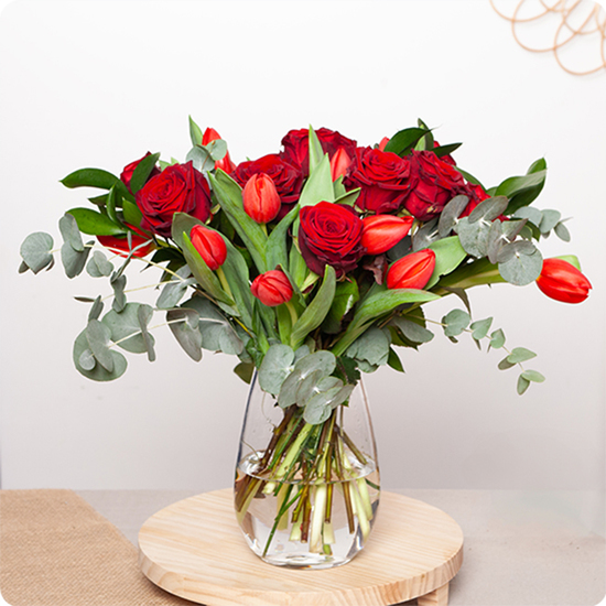 Bouquet Douceur de tulipes et roses aux teintes rouges