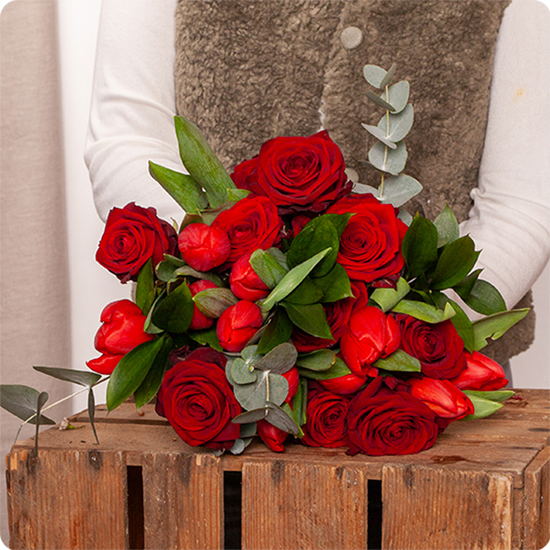Bouquet Douceur de tulipes et roses aux teintes rouges