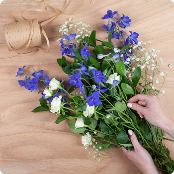 Bouquet du fleuriste avec des fleurs bleues