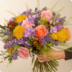 Bouquet Estival rond aux fleurs fraîches de saison dans les tons jaune, violet, rose et blanc
