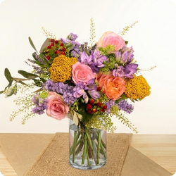 Bouquet Estival rond aux fleurs fraîches de saison dans les tons jaune, violet, rose et blanc