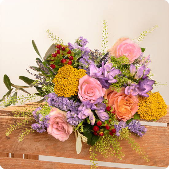 Bouquet Estival rond aux fleurs fraîches de saison dans les tons jaune, violet, rose et blanc
