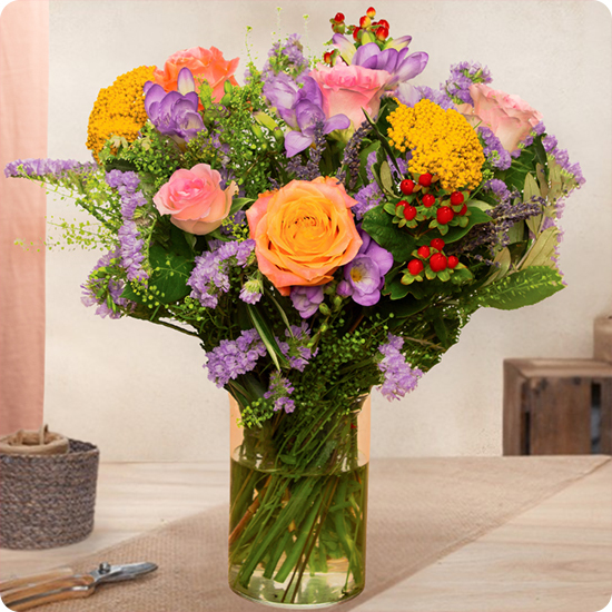 Bouquet Estival rond aux fleurs fraîches de saison dans les tons jaune, violet, rose et blanc