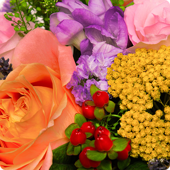 Bouquet Estival rond aux fleurs fraîches de saison dans les tons jaune, violet, rose et blanc