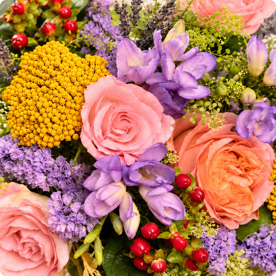 Bouquet Estival rond aux fleurs fraîches de saison dans les tons jaune, violet, rose et blanc