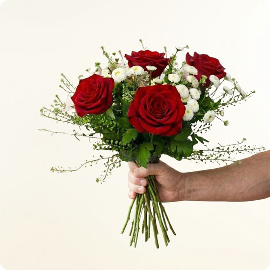 Bouquet avec de la rose rouge