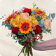 Image du Bouquet Fauve aux fleurs orange, rouges et pêche, bouquet rond aux tons chauds réalisé par 123fleurs