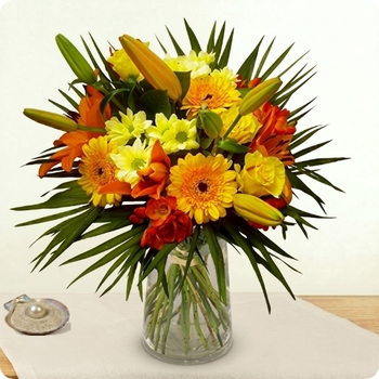 Le Bouquet Fête Fleurie est une composition joyeuse aux tons jaunes et orangés. Offrez de la lumière avec une livraison rapide par un artisan 123fleurs.